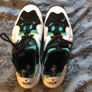 Men’s Nike size 9 tennis shoes